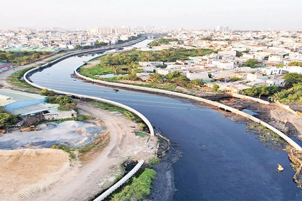 Một đoạn kênh Tham Lương đang được cải tạo.