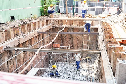 Thi công di dời hệ thống điện tại trạm điện Tao Đàn, thuộc nhà ga Tao Đàn, Quận 1 của tuyến Metro số 2 .