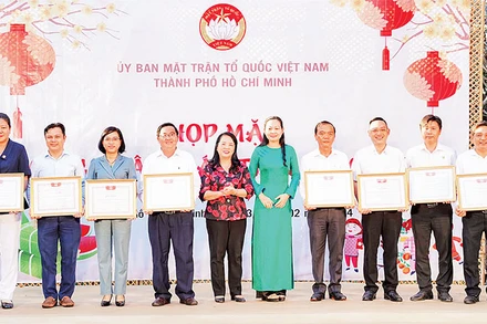 Ủy ban Mặt trận Tổ quốc Thành phố Hồ Chí Minh tặng Bằng khen cho các kiều bào có nhiều đóng góp cho sự phát triển của thành phố.