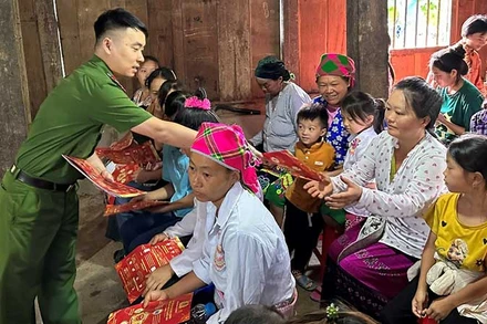 Công an huyện Bảo Lâm (Cao Bằng) tuyên truyền chính sách của Đảng, Nhà nước tới người dân tại điểm nhóm Tin Lành xóm Nà Ca, thị trấn Pác Miầu.