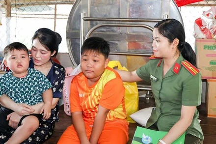 Công an thành phố Cần Thơ thăm hỏi, tặng quà các con đỡ đầu.