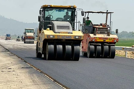 Công trường thi công tuyến cao tốc Mai Sơn-Quốc lộ 45.
