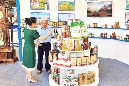 Nhiều sản phẩm tiêu biểu khu vực miền trung-Tây Nguyên tham gia tại các hội chợ, triển lãm hàng công nghiệp, nông nghiệp và thương mại.