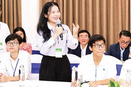 Sinh viên Vũ Thu Hằng phát biểu cảm xúc trong buổi gặp mặt Thủ tướng Singapore Lý Hiển Long tại Đại học Quốc gia Hà Nội ngày 29/8/2023.