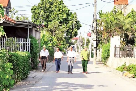 Nhiều tuyến đường giao thông ở huyện Mỹ Đức được người dân hiến đất, góp công tiến hành cải tạo, nâng cấp khang trang, sạch đẹp. (Ảnh THU AN)