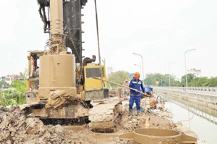 Nhà thầu đẩy nhanh tiến độ thi công dự án đường vành đai 4 tại huyện Hoài Đức.