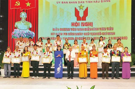 Các điển hình tiên tiến nhận Bằng khen của Chủ tịch Ủy ban nhân dân tỉnh Hậu Giang.