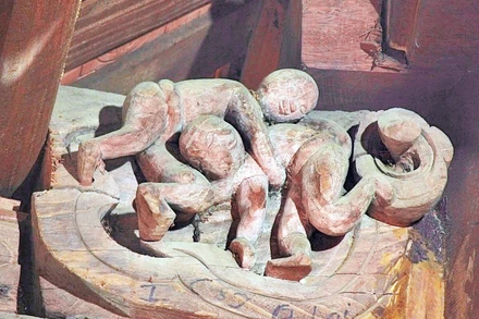 Bức chạm thể hiện cảnh đấu vật ở đình Đại Phùng.