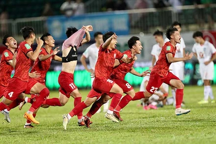 Niềm vui của các cầu thủ PVF-Công an nhân dân khi giành quyền vào bán kết. (Ảnh VPF)