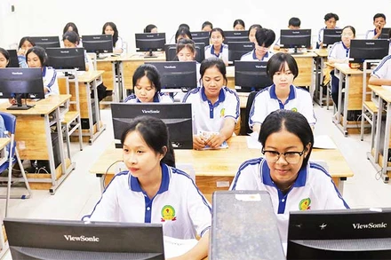 Phòng học của Trường phổ thông Dân tộc nội trú trung học cơ sở và phổ thông trung học huyện Tiểu Cần với trang thiết bị hiện đại, đáp ứng yêu cầu học tập của học sinh Khmer.