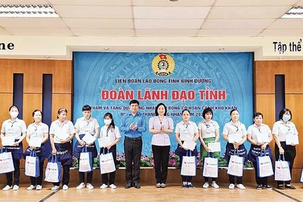 Lãnh đạo Ban Tuyên giáo Tỉnh ủy Bình Dương trao quà tặng công nhân lao động tại Công ty TNHH Yazaki EDS Việt Nam (thành phố Dĩ An, tỉnh Bình Dương).