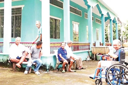 Tình yêu thương giúp các cụ có thêm niềm vui trong sinh hoạt hằng ngày.