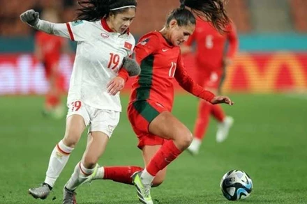 Pha tranh bóng giữa cầu thủ nữ Việt Nam và Bồ Đào Nha.