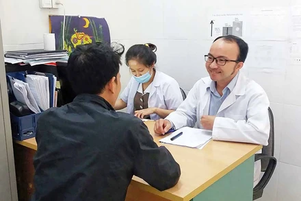 Tư vấn, xét nghiệm HIV tự nguyện tại Trung tâm Kiểm soát bệnh tật tỉnh Gia Lai. (Ảnh NHƯ NGUYỆT)