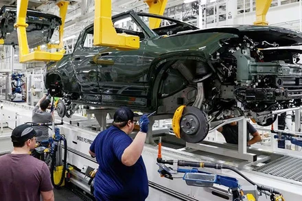 Công nhân làm việc trong một nhà máy sản xuất xe điện ở Mỹ. (Ảnh REUTERS)