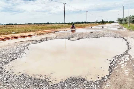 Hạ tầng giao thông trên địa bàn Khu kinh tế Dung Quất xuống cấp nghiêm trọng, tiềm ẩn xảy ra tai nạn giao thông.