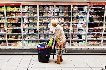 Người dân mua sắm tại một siêu thị ở thành phố Nice của Pháp. (Ảnh REUTERS)