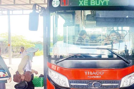 Hành khách đi tuyến xe buýt Ô Môn-Ba Láng.
