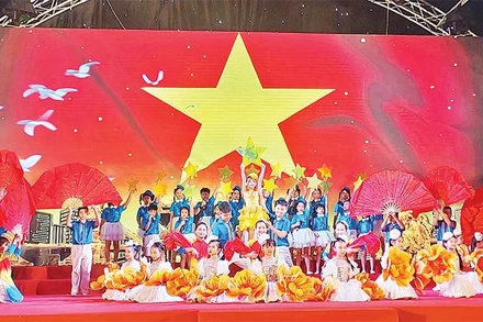 Những chương trình biểu diễn nghệ thuật do chính cán bộ, đảng viên, nhân dân các phường thể hiện tại Không gian văn hóa sáng tạo quận Tây Hồ để lại ấn tượng tốt đẹp trong lòng khán giả.