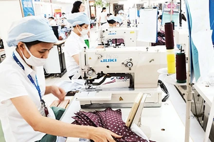 Hoạt động sản xuất tại Tổng công ty May 10. (Ảnh KHẮC KIÊN)