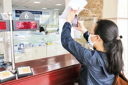 Người nộp thuế làm thủ tục khai thuế tại Cục Thuế Thành phố Hồ Chí Minh.