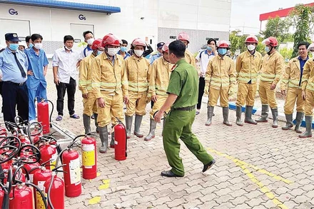 Diễn tập công tác phòng cháy, chữa cháy tại Công ty cổ phần dược phẩm An Thiên.