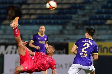 Cầu thủ Lucao do Break (áo đỏ) ghi 3 bàn thắng cho Hải Phòng. (Ảnh TRẦN HẢI)