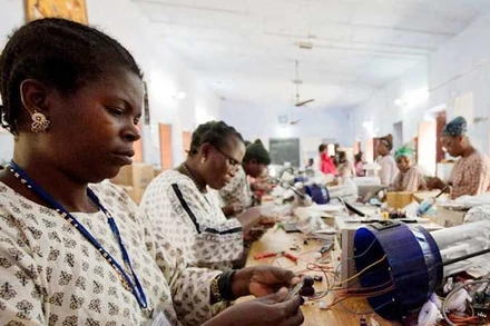 Phụ nữ châu Phi học cách lắp ráp linh kiện thiết bị điện mặt trời. (Ảnh LIÊN HỢP QUỐC)