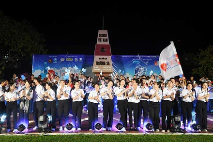 Sinh viên, cán bộ Hội tiêu biểu và cán bộ, chiến sĩ, người dân thị trấn Trường Sa (huyện Trường Sa, tỉnh Khánh Hòa) trong hành trình “Sinh viên với biển, đảo Tổ quốc” năm 2023. (Ảnh NAM TRẦN)