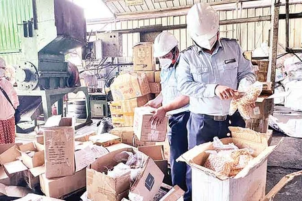 Lực lượng quản lý thị trường thành phố kiểm tra hàng thực phẩm không rõ nguồn gốc, xuất xứ. (Ảnh Cục Quản lý thị trường Thành phố Hồ Chí Minh)