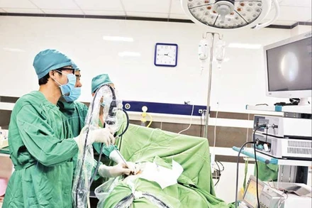 Bác sĩ Trung tâm Y tế huyện Tân Sơn triển khai kỹ thuật tán sỏi qua da bằng đường hầm nhỏ cho người bệnh.