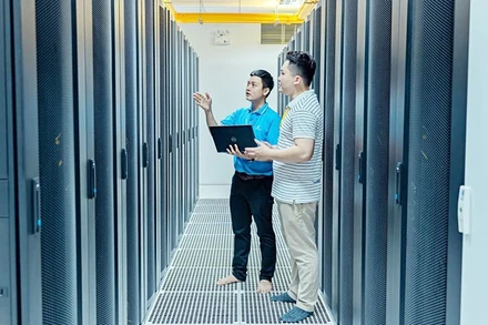 Các kỹ sư của VNPT kiểm tra thiết bị tại IDC Hòa Lạc.