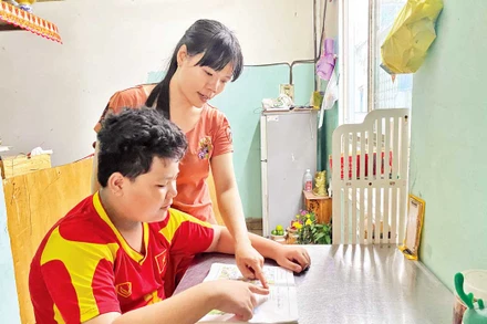 Công nhân Phạm Thị Ngọc Thắng mất việc, hiện chuyển qua làm giúp việc nhà, đưa đón học sinh.