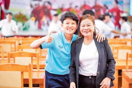 Bích Thùy rạng rỡ bên mẹ. Ảnh | FBNV