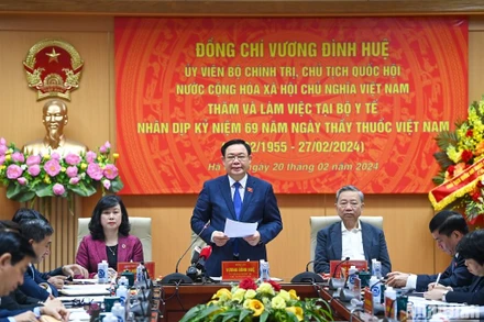 [Ảnh] Chủ tịch Quốc hội Vương Đình Huệ thăm và làm việc tại Bộ Y tế