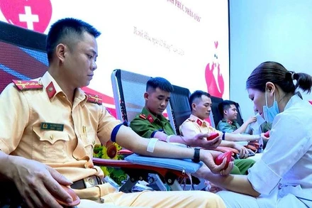 Công an Thanh Hóa tình nguyện hiến máu.