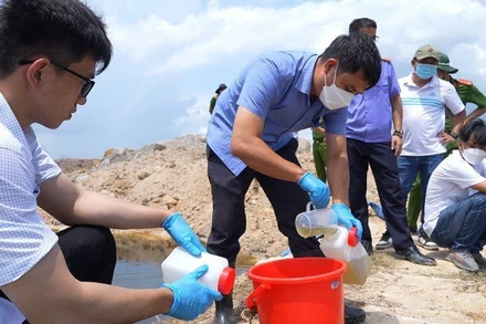 Cơ quan chức năng kiểm tra hệ thống xả thải của Công ty TNHH KBec Vina.