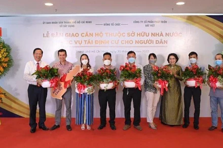 Đại diện lãnh đạo Thành phố Hồ Chí Minh và quận 1 bàn giao nhà tái định cư cho người dân.