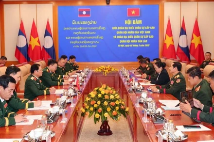 Đoàn đại biểu quân sự cấp cao Quân đội nhân dân Việt Nam do Đại tướng Nguyễn Tân Cương dẫn đầu hội đàm với Đoàn đại biểu quân sự cấp cao Quân đội nhân dân Lào do Trung tướng Saichay Kommasith dẫn đầu. 