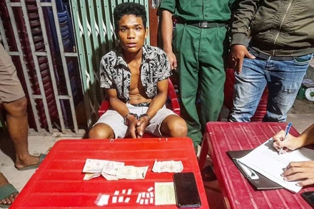 Đối tượng Trịnh Vét cùng số tang vật tại hiện trường. (Ảnh: VĂN LONG)