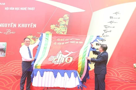 Thực hiện nghi thức kéo Cờ Thơ.