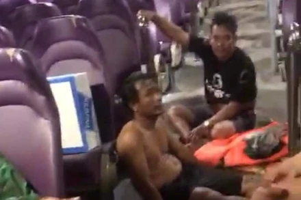 Các thuyền viên trên sà-lan LA-05922 được tàu cao tốc Superdong Phú Quý I cứu vớt an toàn. 