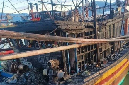 Sau đám cháy, tàu cá của ngư dân bị hư hỏng nặng.