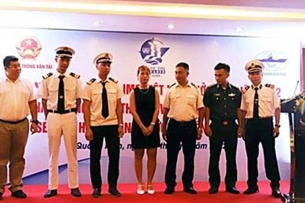 Trung úy Nguyễn Văn Hòa (thứ hai từ phải sang) nhận thư khen từ tổ chức IMO.