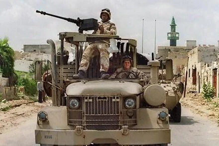 Lính thủy đánh bộ Mỹ tuần tra ở Bắc Mogadishu, Somalia. (Ảnh: AFP/TTXVN) 