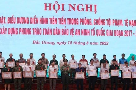 Các cá nhân được trao tặng Kỷ niệm chương “Bảo vệ an ninh Tổ quốc” tại hội nghị.