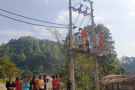 Công nhân Điện lực Mường Chà đóng điện Trạm biến áp Hô Củng. 