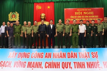 Các đồng chí lãnh đạo tỉnh Ninh Thuận; nguyên lãnh đạo Công an tỉnh Ninh Thuận qua các thời kỳ; đại biểu các sở, ban, ngành tỉnh Ninh Thuận chụp ảnh lưu niệm với Thứ trưởng Công an Lê Văn Tuyến và lãnh đạo Công an tỉnh tại hội nghị.