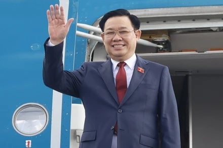 Chủ tịch Quốc hội Vương Đình Huệ lên đường dự Hội nghị Cấp cao Quốc hội ba nước Campuchia-Lào-Việt Nam