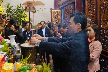 Các đại biểu dâng hương tưởng niệm các Vua Hùng. 